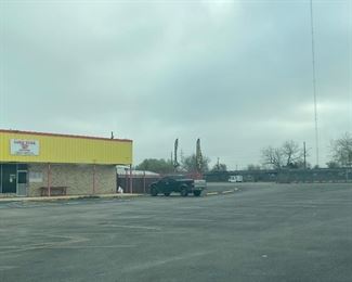 Please drive forward when you see the billiards parlor go right. 