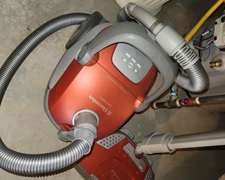 Electrolux canister vac
