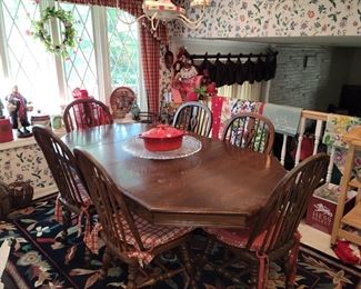 Kitchen table & 6 chairs