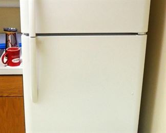 Frigidaire Refrigerator Freezer, Model FFTR1821TWO, 65.5" x 30" x 32", Powers On