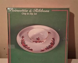 Poinsettia and Ribbons Chips and Bowls Set