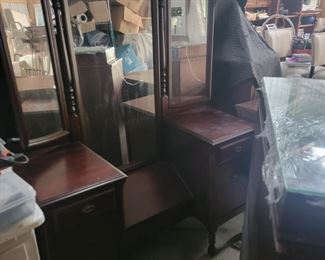 Vanity with storage 2 handles broken $150