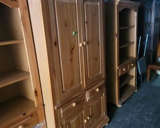 Armoire $75