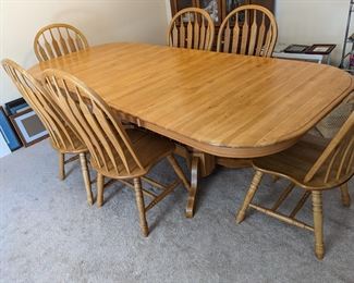 Dining table with 2 leafs