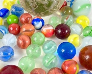 Antique Glass Cats Eye & Shooter Marbles: 1 2.25Ó Sulphide Marble
