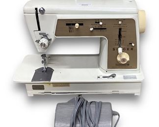 Singer Deluxe Zig-Zag Sewing Machine Model: 646 w/ Foot Pedal
