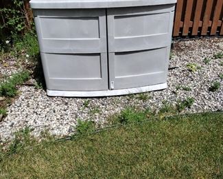 Rubbermaid outdoor storage box