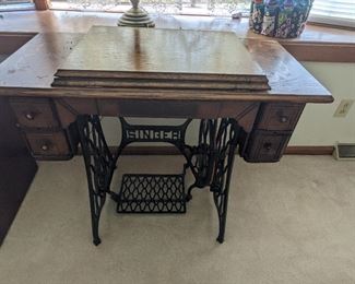 Antique Singer Peddle sewing machine circa 1911-20
