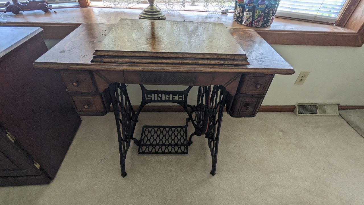 Antique Singer Peddle sewing machine circa 1911-20