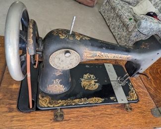 Antique Singer Peddle sewing machine circa 1911-20