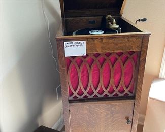 vintage record player (works)