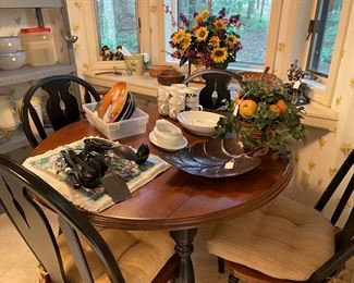 round dining table w/4 chairs