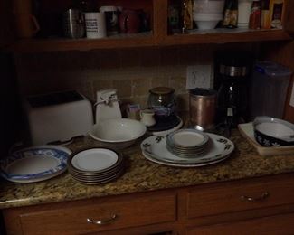 Assorted kitchen items