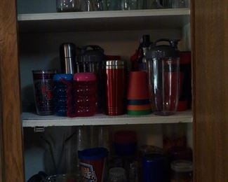 Assorted kitchen items