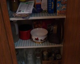 Assorted kitchen items