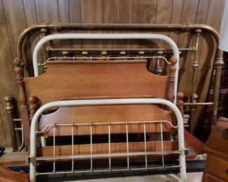 Maple double bed & vanity
Iron & brass double bed
King brass bed