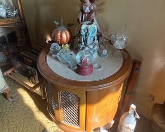 Marble and wood round min century table