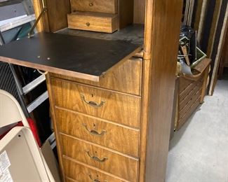 Drexel campaign! Look it up and then make an offer ! Had issues under the bottom ! More pieces available!Has a dresser & a king bed headboard!