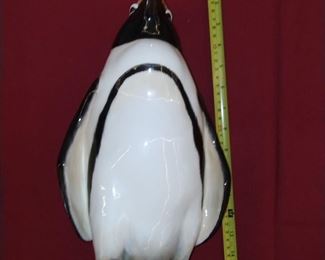 Royal Doulton Peruvian Penguin / width 8″, depth 10″, height 12″. Beautiful condition. Circa 1960s