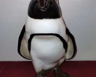 Royal Doulton Peruvian Penguin / width 8″, depth 10″, height 12″. Beautiful condition. Circa 1960s