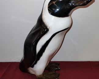 Royal Doulton Peruvian Penguin / width 8″, depth 10″, height 12″. Beautiful condition. Circa 1960s