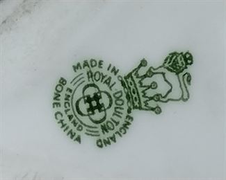 Royal Doulton Peruvian Penguin / width 8″, depth 10″, height 12″. Beautiful condition. Circa 1960s