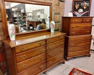 Wow great condition  on this Stickley furniture 