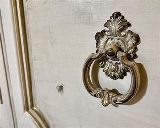 Those are painted bees! 🐝 