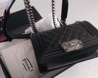 Chanel black caviar small leboy (4500)