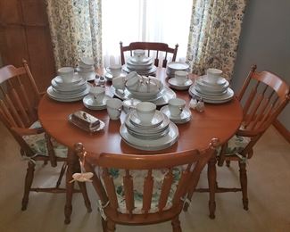Maples dinette w/4chairs 2 leaves (leaves not pictured)