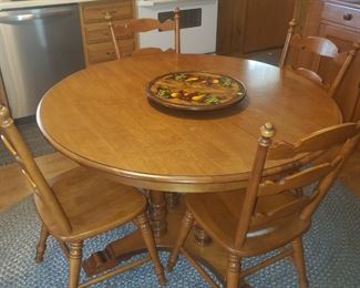 Maple dinette w/4chairs 2 leaves (leaves not pictured)