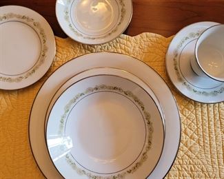 Noritake Trilby 6908, white with gray daisies with Platinum trim, 97 pieces total.  See list under Description.