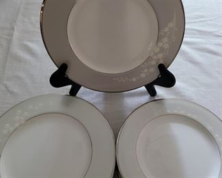 Lenox, Classic Collections, "Bellina" 8 pieces, 4 dinner plates and 4 salad platea
