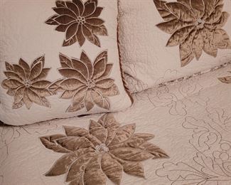 Close-up of Biltmore Queen bed set