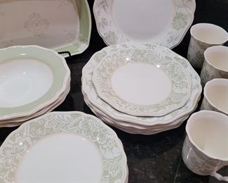 Lenox 'Accoutrements' 20 pieces