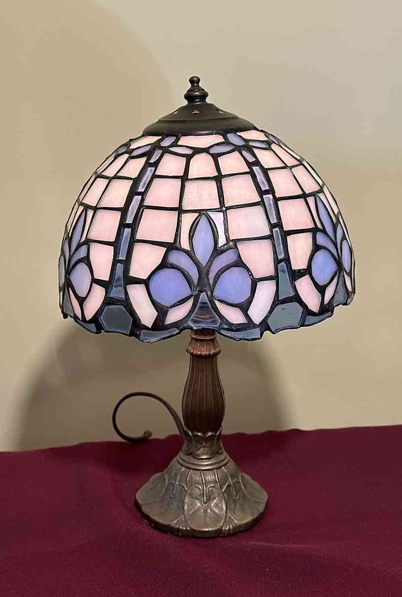 01 Vintage Tiffany Style Mini Blue And White Stained Glass Lamp 