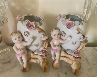 Lots of trinkets, baubles, breakables