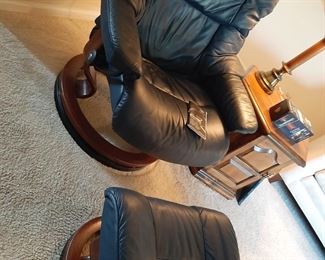 Stressless, not off brand. Large