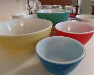 Pyrex set in great condition