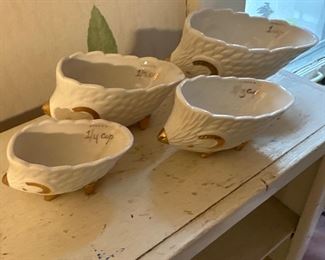 Nesting hedgehogs measuring cups