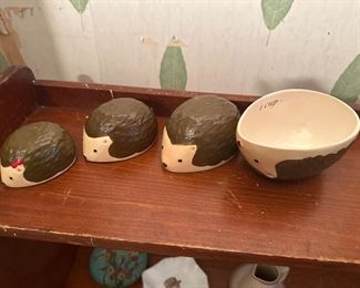 Nesting hedgehog measuring cups