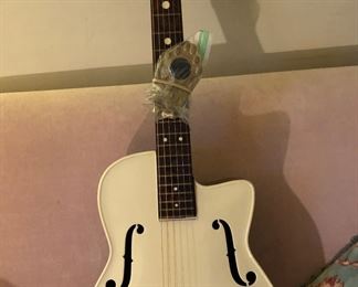 Maccafferi Gypsy Guitar in excellent condition - has the original bridge