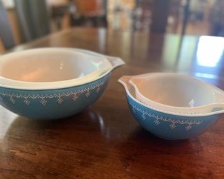 Vintage Pyrex stacking bowls
