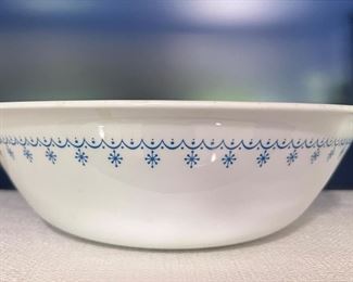 Vintage Pyrex mixing bowl