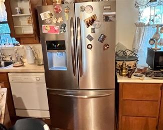 Killer fridge… ice maker is not operational but it started at $400 on day 1, Saturday… first $200 gets it.