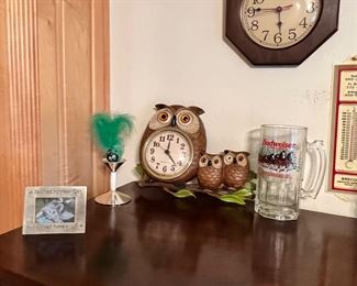 Super cute vintage owl clock with two babies, but one baby is missing an eyeball.