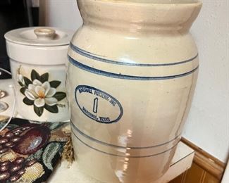 Marshall pottery 1 gallon water or lemonade or tea dispenser with spigot