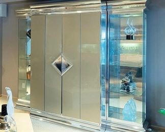 Nice Curio/storage cabinet with lights in good condition-$400