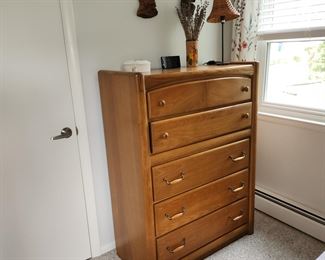 Queen bedroom set: headboard/rails, 2 night tables, 2 dressers