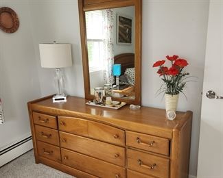 Queen bedroom set: headboard/rails, 2 night tables, 2 dressers